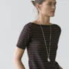 Gestreiftes Kurzarm-T-Shirt mit U-Boot-Ausschnitt Gestreiftes Kurzarm-T-Shirt mit U-Boot-Ausschnitt