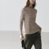 Gestreiftes Langarm-T-Shirt mit Kontrastdetail