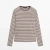 Gestreiftes Langarm-T-Shirt mit Kontrastdetail