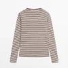 Gestreiftes Langarm-T-Shirt mit Kontrastdetail