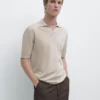 Gestricktes Poloshirt mit V-Ausschnitt Gestricktes Poloshirt mit V-Ausschnitt
