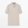 Gestricktes Poloshirt mit V-Ausschnitt Gestricktes Poloshirt mit V-Ausschnitt