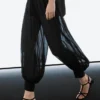 Halbtransparente Sarouel-Hose mit Knopfdetails