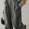 Hose mit Abnähern und Nadelstreifen Hose mit Abnähern und Nadelstreifen