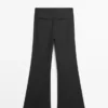 Hose mit ausgestelltem Schnitt und Nadelstreifen Hose mit ausgestelltem Schnitt und Nadelstreifen