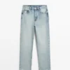 Jeans mit geradem Bein und hoher Taille Jeans mit geradem Bein und hoher Taille