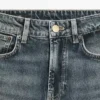 Jeans mit geradem Bein und mittlerer Leibhöhe Jeans mit geradem Bein und mittlerer Leibhöhe