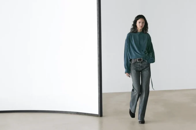 Jeans mit geradem Bein und mittlerer Leibhöhe Jeans mit geradem Bein und mittlerer Leibhöhe