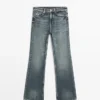 Jeans mit geradem Bein und mittlerer Leibhöhe Jeans mit geradem Bein und mittlerer Leibhöhe
