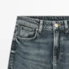 Jeans mit geradem Bein und mittlerer Leibhöhe Jeans mit geradem Bein und mittlerer Leibhöhe