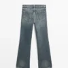 Jeans mit geradem Bein und mittlerer Leibhöhe Jeans mit geradem Bein und mittlerer Leibhöhe