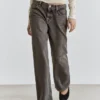 Jeans mit geradem Bein und niedriger Leibhöhe Jeans mit geradem Bein und niedriger Leibhöhe