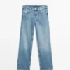 Jeans mit geradem Bein und niedriger Leibhöhe Jeans mit geradem Bein und niedriger Leibhöhe