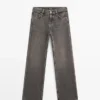 Jeans mit geradem Bein und niedriger Leibhöhe Jeans mit geradem Bein und niedriger Leibhöhe