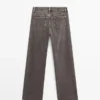 Jeans mit geradem Bein und niedriger Leibhöhe Jeans mit geradem Bein und niedriger Leibhöhe