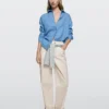 Jeans mit geradem Bein und umgeschlagenem Saum Jeans mit geradem Bein und umgeschlagenem Saum