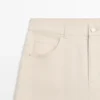 Jeans mit geradem Bein und umgeschlagenem Saum Jeans mit geradem Bein und umgeschlagenem Saum