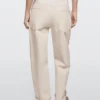Jeans mit geradem Bein und umgeschlagenem Saum Jeans mit geradem Bein und umgeschlagenem Saum