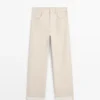 Jeans mit geradem Bein und umgeschlagenem Saum Jeans mit geradem Bein und umgeschlagenem Saum
