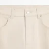 Jeans mit geradem Bein und umgeschlagenem Saum Jeans mit geradem Bein und umgeschlagenem Saum