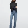 Jeans mit mittlerer Leibhöhe und geradem Bein Jeans mit mittlerer Leibhöhe und geradem Bein
