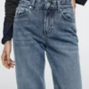 Jeans mit mittlerer Leibhöhe und geradem Bein Jeans mit mittlerer Leibhöhe und geradem Bein