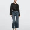 Jeans mit mittlerer Leibhöhe, verkürztem Schnitt und ausgestelltem Bein Jeans mit mittlerer Leibhöhe, verkürztem Schnitt und ausgestelltem Bein
