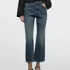 Jeans mit mittlerer Leibhöhe, verkürztem Schnitt und ausgestelltem Bein Jeans mit mittlerer Leibhöhe, verkürztem Schnitt und ausgestelltem Bein