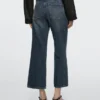 Jeans mit mittlerer Leibhöhe, verkürztem Schnitt und ausgestelltem Bein Jeans mit mittlerer Leibhöhe, verkürztem Schnitt und ausgestelltem Bein