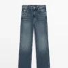 Jeans mit mittlerer Leibhöhe, verkürztem Schnitt und ausgestelltem Bein Jeans mit mittlerer Leibhöhe, verkürztem Schnitt und ausgestelltem Bein