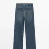 Jeans mit mittlerer Leibhöhe, verkürztem Schnitt und ausgestelltem Bein Jeans mit mittlerer Leibhöhe, verkürztem Schnitt und ausgestelltem Bein