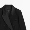 Kleider im Blazer-Stil mit Satin-Details Kleider im Blazer-Stil mit Satin-Details