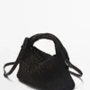 Kleine geflochtene Tasche aus Spaltleder Kleine geflochtene Tasche aus Spaltleder