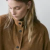 Kurze Bomberjacke aus Wildleder Kurze Bomberjacke aus Wildleder
