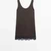 Kurzes, fließendes Kleid mit Spitzendetails Kurzes, fließendes Kleid mit Spitzendetails