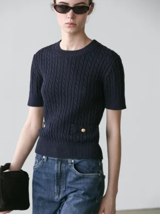 Kurzärmeliger Pullover aus geflochtenem Strick Kurzärmeliger Pullover aus geflochtenem Strick