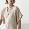 Leichtes, kurzärmeliges Midi-Kleid aus Leinen Leichtes, kurzärmeliges Midi-Kleid aus Leinen