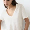 Leinen-T-Shirt mit V-Ausschnitt Leinen-T-Shirt mit V-Ausschnitt