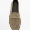 Loafer aus Spaltleder mit karamellfarbener Sohle Loafer aus Spaltleder mit karamellfarbener Sohle