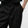 Locker sitzende Hose aus kühler Wollmischung mit Abnähern Locker sitzende Hose aus kühler Wollmischung mit Abnähern