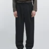 Locker sitzende Hose aus Wollmischung mit Abnähern