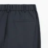 Locker sitzende Hose aus Wollmischung mit Abnähern