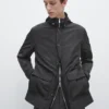 Parka mit Kapuze und Stoffdetails Parka mit Kapuze und Stoffdetails