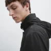 Parka mit Kapuze und Stoffdetails Parka mit Kapuze und Stoffdetails
