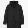 Parka mit Kapuze und Stoffdetails Parka mit Kapuze und Stoffdetails