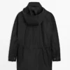 Parka mit Kapuze und Stoffdetails Parka mit Kapuze und Stoffdetails