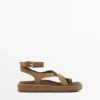 Sandalen mit gekreuzten Riemen Sandalen mit gekreuzten Riemen