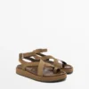 Sandalen mit gekreuzten Riemen Sandalen mit gekreuzten Riemen