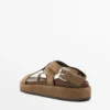 Sandalen mit gekreuzten Riemen Sandalen mit gekreuzten Riemen