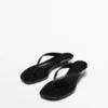 Sandalen mit mittelhohem Absatz und Zehentrenner Sandalen mit mittelhohem Absatz und Zehentrenner